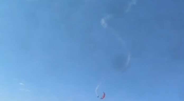 Vídeo mostra momento em que homem caiu de paramotor durante evento no interior de SP