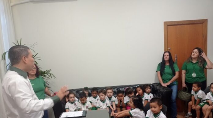ALUNOS DO MATERNAL DA EMEI ‘PROF.ª ALINE RODRIGUES SOARES’ VISITAM PREFEITURA