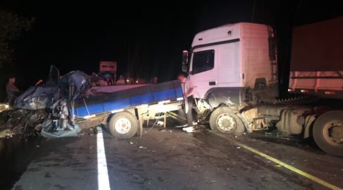Casal morre em batida frontal entre caminhonete e caminhão após carro ultrapassá-los em local proibido, em Parapuã