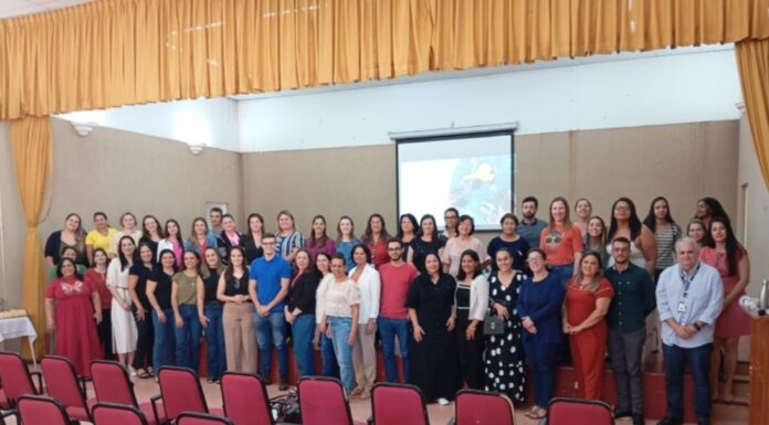 SECRETARIA DE DESENVOLVIMENTO SOCIAL E EQUIPE DO CRAS PARTICIPAM DE ENCONTRO SOBRE ESCOLAS EM TEMPO INTEGRAL
