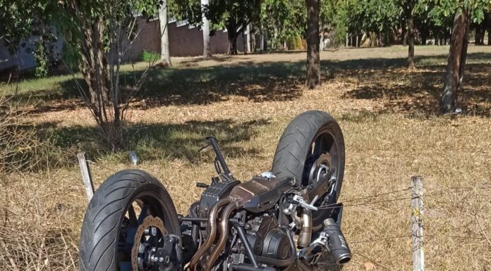 Acidente de moto deixa jovem gravemente ferido
