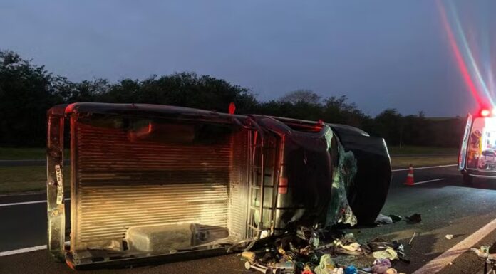 Idoso morre ao perder o controle da direção, capotar caminhonete e invadir a contramão, em Rancharia