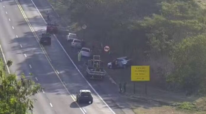 Tentativa de ultrapassagem de caminhão provoca colisão entre dois carros na Rodovia Comandante João Ribeiro de Barros, em Irapuru