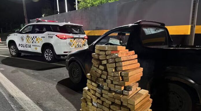 Fiscalização apreende 135 tabletes de maconha escondidos em fundo falso de picape, em Pres. Prudente