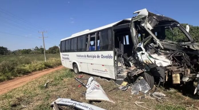Acidente com micro-ônibus que transportava pacientes deixa 6 feridos na SP-294
