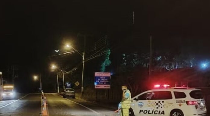 Motociclista fica gravemente ferido após ser atingido por carro dirigido por adolescente embriagado, em Flórida Paulista