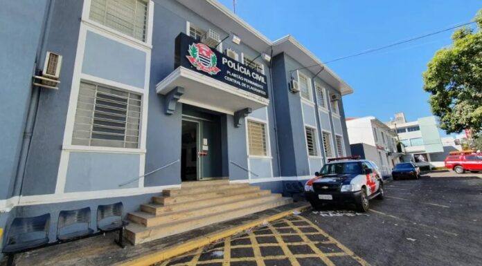 Filho é preso após arremessar frango congelado no rosto da própria mãe
