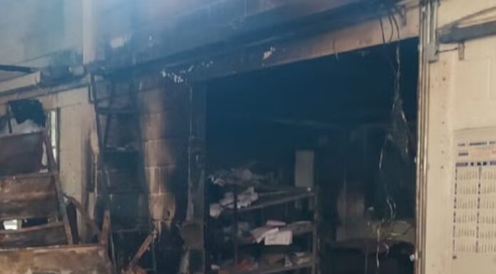Incêndio atinge barracão com papelões na Avenida Joaquim Constantino, no Jardim Satélite