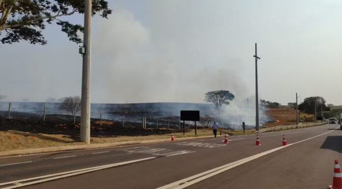 Caminhão com carga de feno pega fogo e incêndio destrói quase 17 hectares de pastagem às margens da Rodovia Comandante João Ribeiro de Barros, em Irapuru
