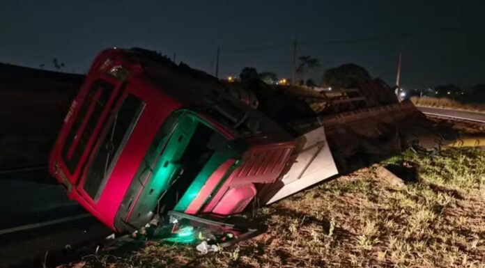 Pai e filho ficam feridos após carreta tombar em alça de retorno da SP-294