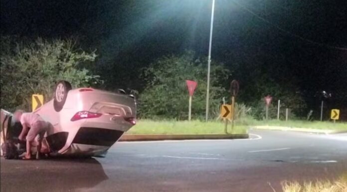 Carro capota e deixa motorista ferido na Rodovia Ângelo Rena, em Presidente Prudente