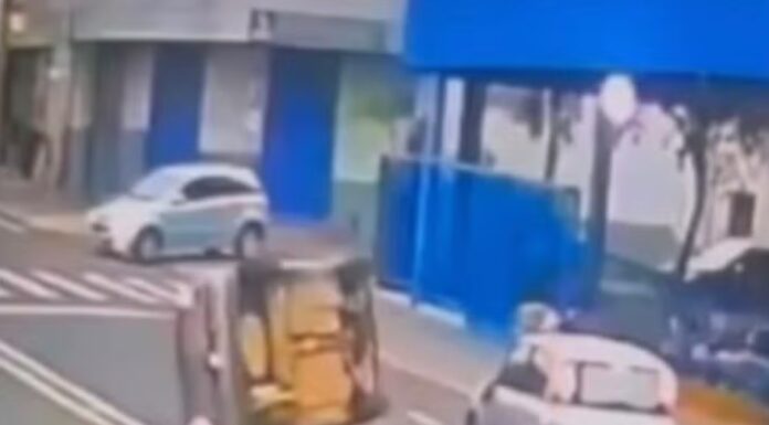 Motorista fica preso às ferragens após capotar carro na Avenida Brasil, em Presidente Prudente