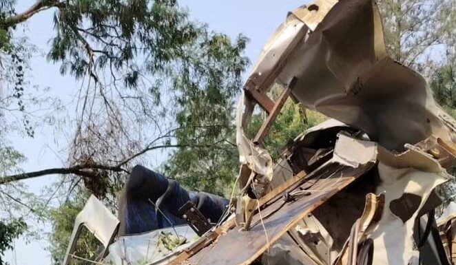 Quatro pessoas morrem e outras cinco ficam feridas após van sair da pista, capotar e bater em árvore no Paraná