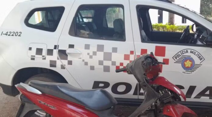 Ao ver viatura policial, motociclista foge em direção a matagal e acaba preso por furto em Presidente Epitácio
