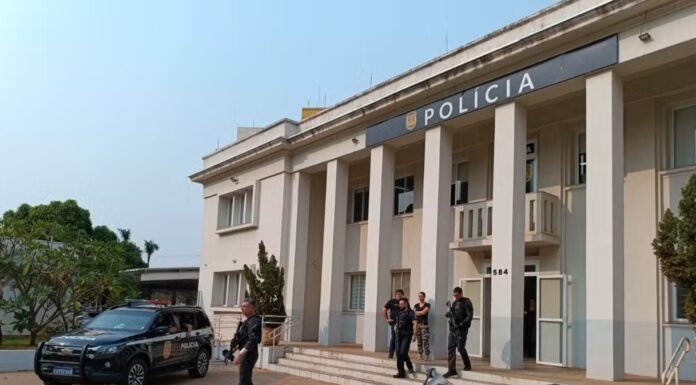 Suspeito morre em confronto com policiais em operação de combate à infiltração de integrantes de facção criminosa na política