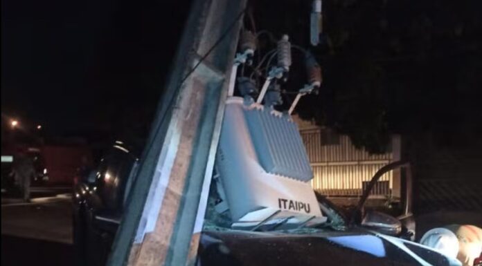 Motorista colide carro contra poste no Parque Residencial Vitória Régia, em Presidente Prudente