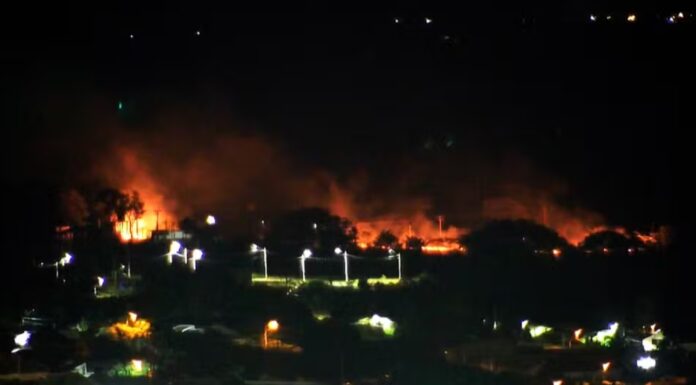 Incêndio consome área de vegetação às margens da Rodovia Comandante João Ribeiro de Barros, em Dracena