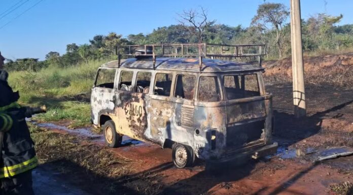 Veículo de feirantes pega fogo enquanto transitava em estrada vicinal, em Indiana