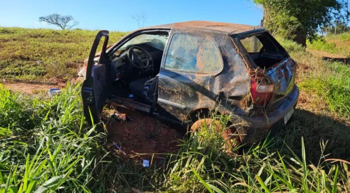 Capotamento de carro deixa motorista ferida em estrada vicinal, em Dracena