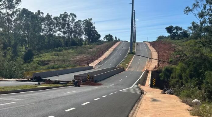 Ponte que interliga Conjunto Habitacional João Domingos Netto e Jardim Humberto Salvador é totalmente interditada