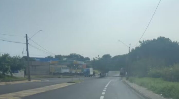 Motociclista sofre ferimentos na cabeça e morre após colidir em caminhão estacionado na Avenida Paulo Marcondes