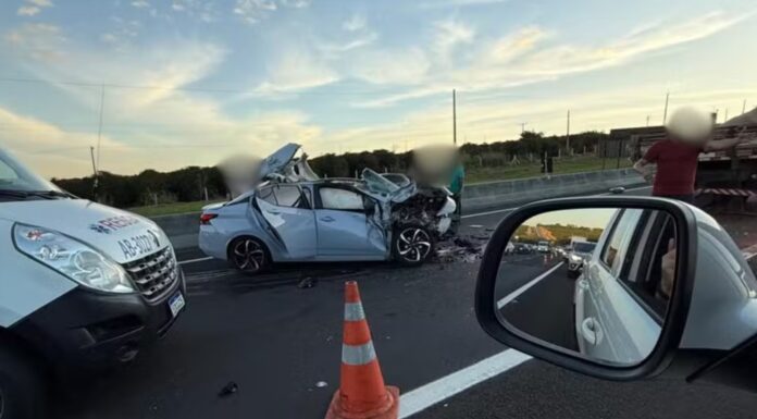 Motorista fica gravemente ferido em acidente entre carro e caminhão na SP-294 em Vera Cruz