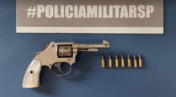 Após ameaçar familiares com faca e arma de fogo e tentar fugir pelo telhado, homem é preso em Osvaldo Cruz