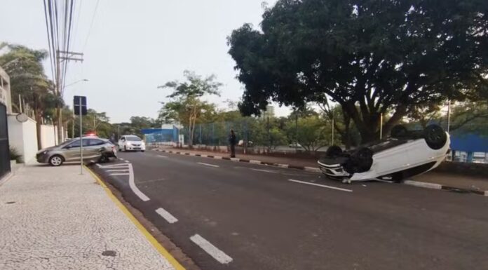 Carro capota no Parque do Povo após bater em veículo estacionado na Avenida 11 de Maio, em Presidente Prudente