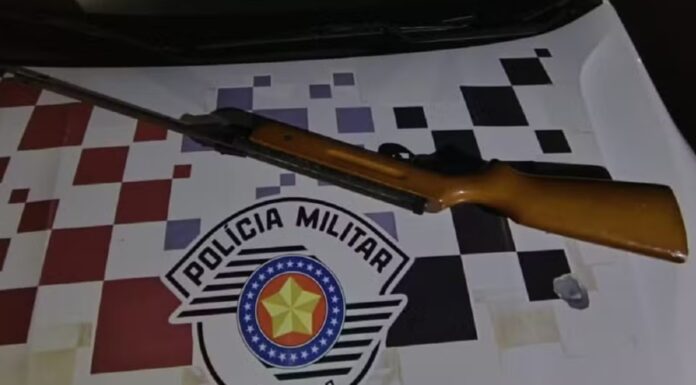 Homem transporta espingarda em bicicleta e arma acaba apreendida em Presidente Epitácio