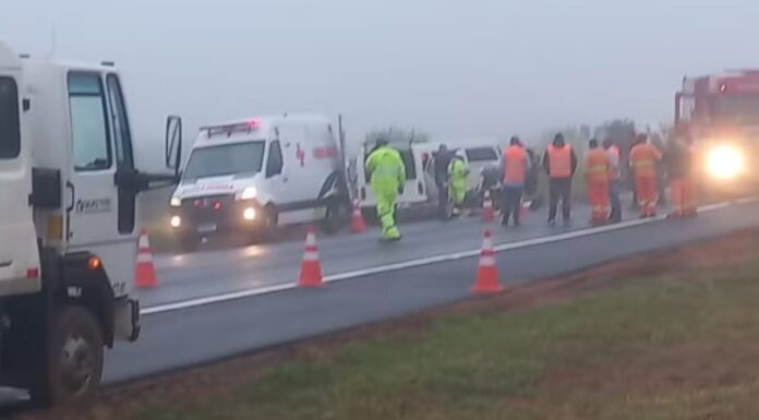 Batida frontal entre Kombis deixa ao menos 13 feridos em rodovia do interior de SP