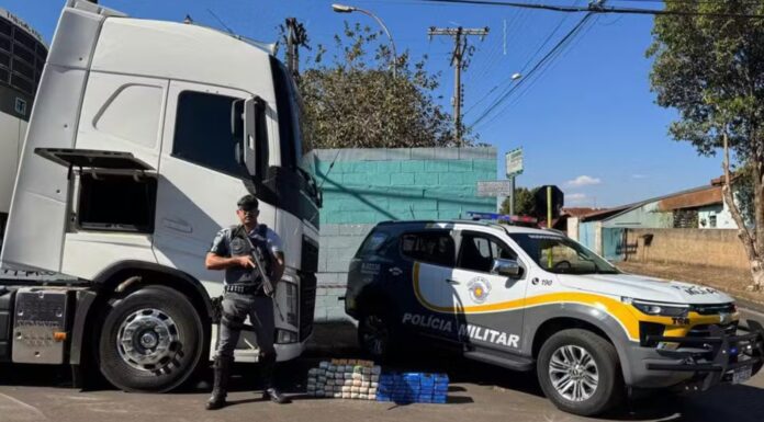 Motorista é preso em flagrante com mais de 50kg de drogas escondidas embaixo de cama na cabine de carreta em Taciba