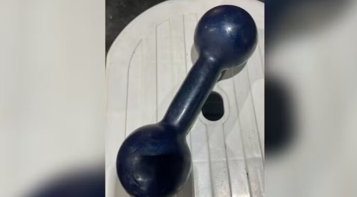 Personal trainer desmaia após ser golpeado na cabeça com peso de academia por aluno no interior de SP
