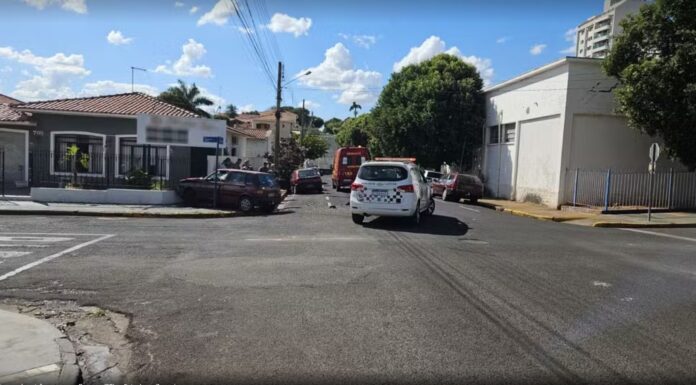 Acidente de trânsito envolve três carros em cruzamento no Centro de Dracena