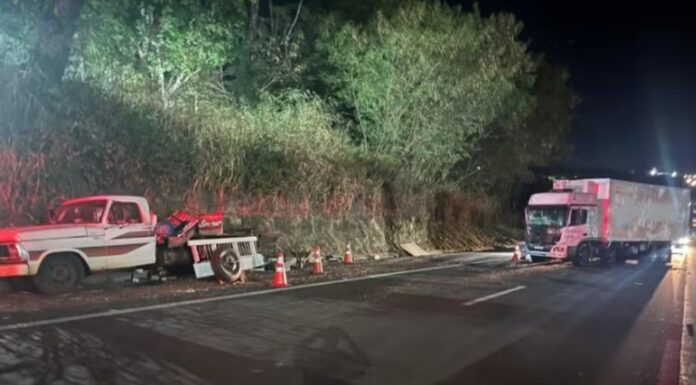Colisão entre dois caminhões deixa dois passageiros feridos na Rodovia Assis Chateaubriand, em Presidente Prudente