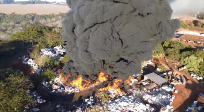Incêndio de grandes proporções atinge depósito de recicláveis no interior de SP