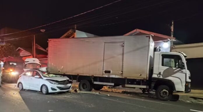 Motorista e passageiro ficam feridos após carro bater em caminhão estacionado em Marília
