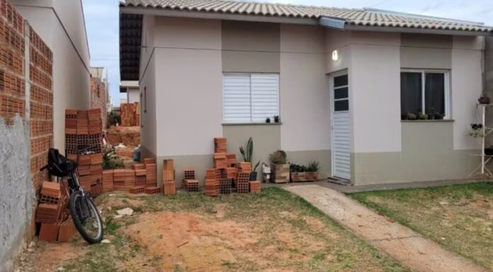 Corpo de mulher desaparecida é encontrado enterrado no quintal de casa em Marília; companheiro foi preso