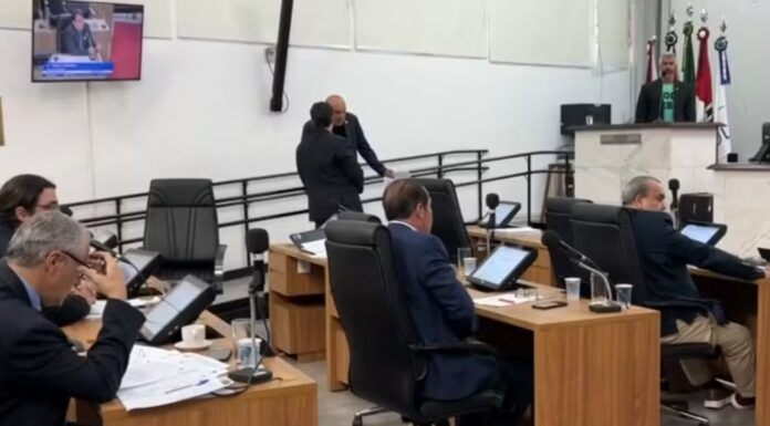 Câmara barra pedido de impeachment de vice-prefeito indiciado por injúria racial por chamar segurança do Palmeiras de ‘macaco’
