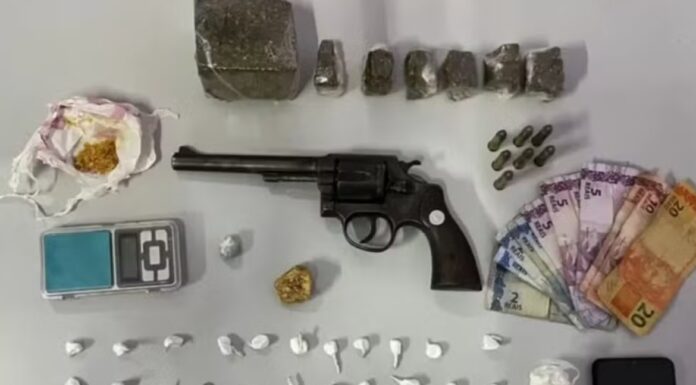 Ao tentar fugir e jogar revólver no chão, homem é preso por posse ilegal de arma de fogo, tráfico e drogas e corrupção de menores, em Presidente Epitácio