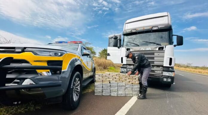 Com carga de quase 100kg de cocaína escondida em fundo falso de carreta, paraguaio é preso por tráfico internacional de droga