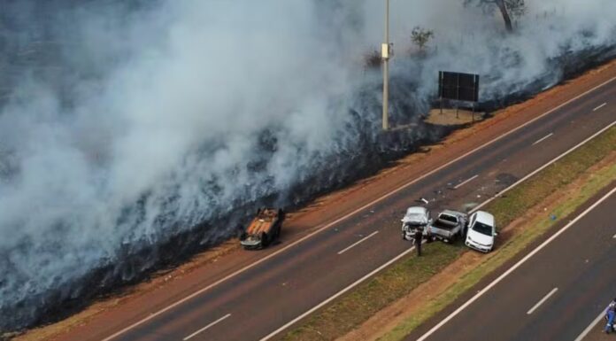 Fumaça de incêndio em plantação de cana cobre pista de rodovia e provoca engavetamento em Jaú