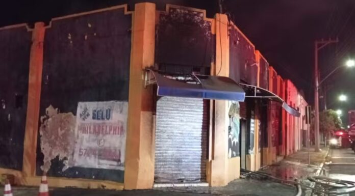 Incêndio destrói dois estabelecimentos na Vila Marcondes, em Presidente Prudente