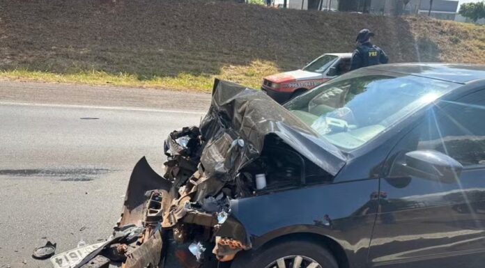 Motorista de aplicativo perde controle na BR-153 e bate carro na traseira caminhão ao se distrair com passageira, diz PRF