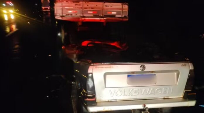 Motorista morre após bater na traseira de caminhão em rodovia do interior de SP