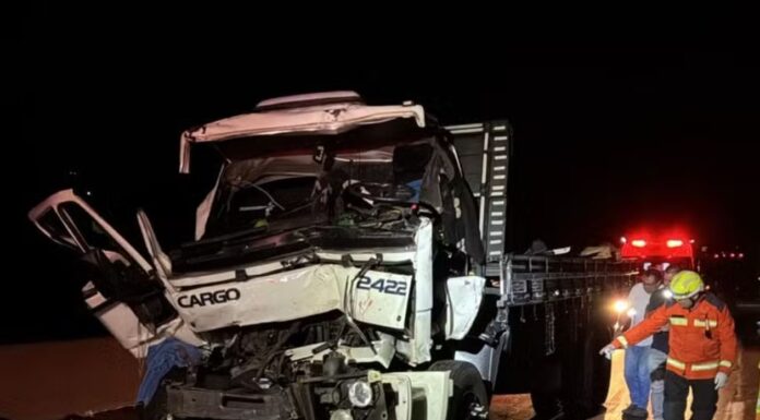 Motorista de caminhão carregado com toneladas de ferro sofre ferimentos graves em acidente no interior de SP