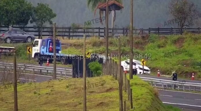Motorista morre após bater carro em guincho que atendia outro acidente no interior de SP