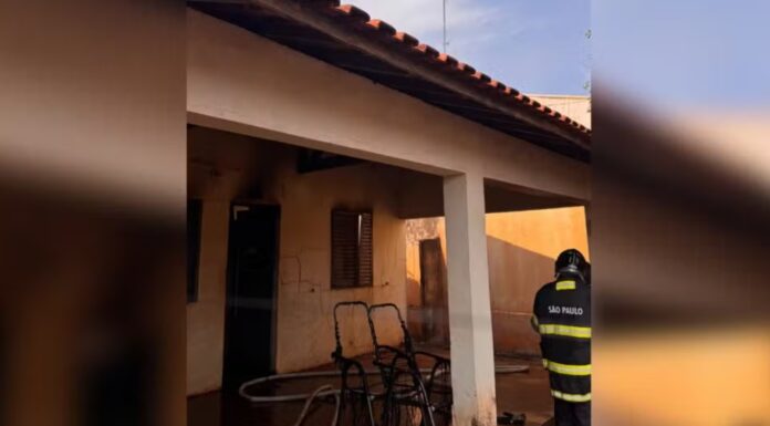 Cadeirante é resgatada por vizinhos após casa pegar fogo em Adamantina