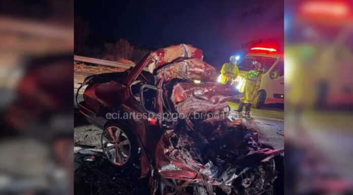 Motorista morre em acidente envolvendo carro e carreta em rodovia do interior de SP