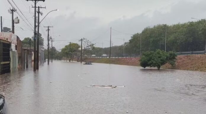 Após 110 dias de estiagem, chuva provoca alagamentos e deixa carro ilhado em Bauru