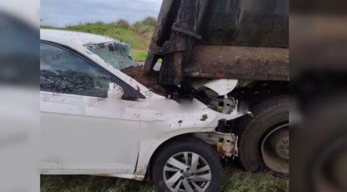 Acidente entre caminhão e carro mata um e deixa três feridos em rodovia de Borborema